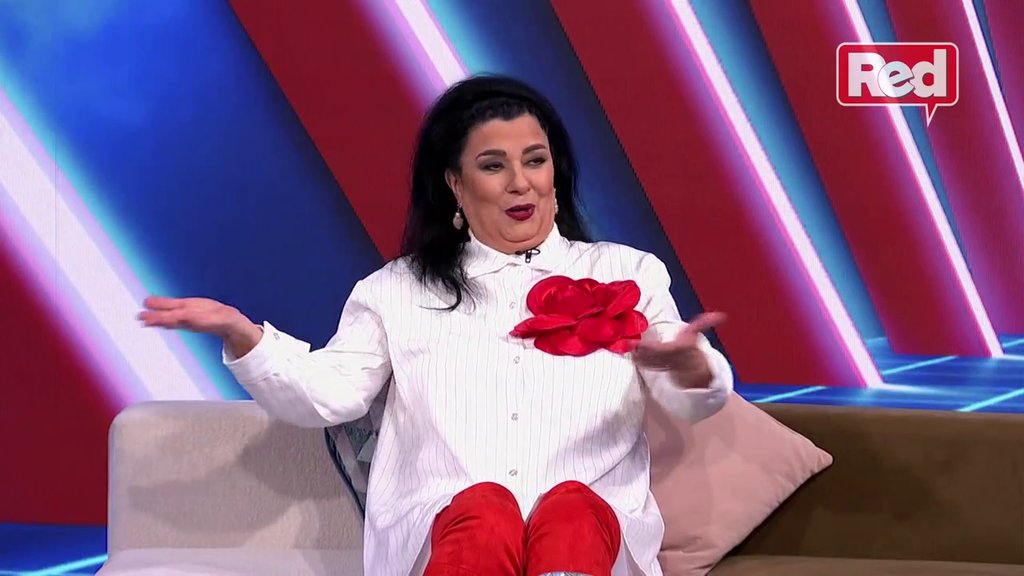 Čekaj, može sin da joj bude, a ona šalje poruke! Pevačica bez dlake na jeziku raspalila po učesnicima, pa razvezala o Kačavendi: Njihov sjaj je LAŽAN, nemaju ni za paštetu i hleb (VIDEO)