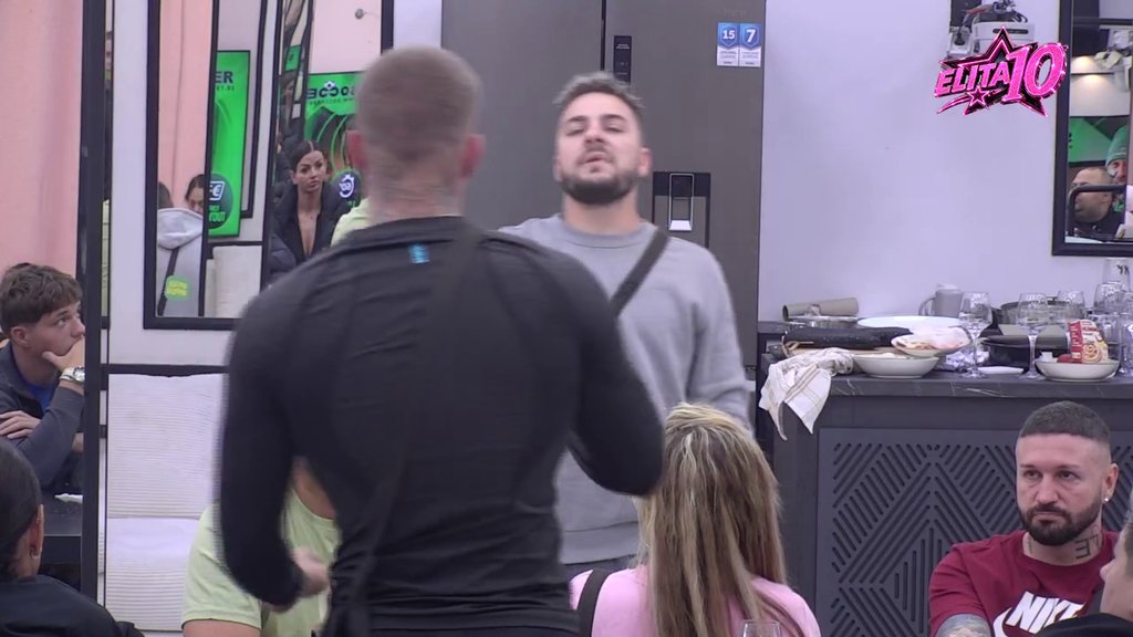 Kriješ se iza mišića, umesto da kažeš... Nikola udario na Leonovu muškost, pa dobio njegov oštar odgovor: Pogledaj svoju stomačinu... (VIDEO)