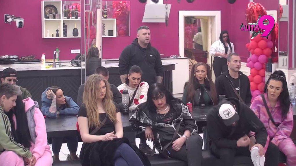 TI SI ĆERKA MONSTRURM, IMAŠ TATU MONSTRUMA: Asmin doživeo POMRAČENJE nakon što je Maja vinula u nebesa svoj ljubavni klip sa Janjušem, pa osetio njen gnev: SVINJO JEDNA DEBELA! (VIDEO)