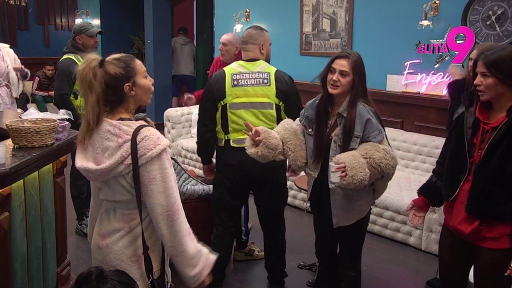 Ratno stanje u Mićinom pabu: Aneli i Bora sami protiv svih! Obezbeđenje sa svih strana, tenzija dostigla vrhunac (VIDEO)