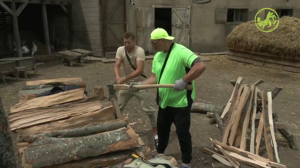 SVE JE LAKŠE U PARU! Kristijan i Boža odlučili da UDRUŽE SNAGE kako bi obavili jedan od najtežih poslova (VIDEO)