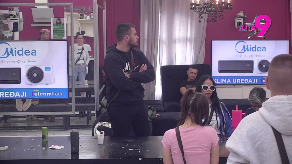 DA SU MI MAMA I TATA DOŠLI... Asmin rešio da Maju brani od svih! Stavio je na sam vrh liste najvećih prioriteta, učesnicima popadale vilice od šoka! (VIDEO)