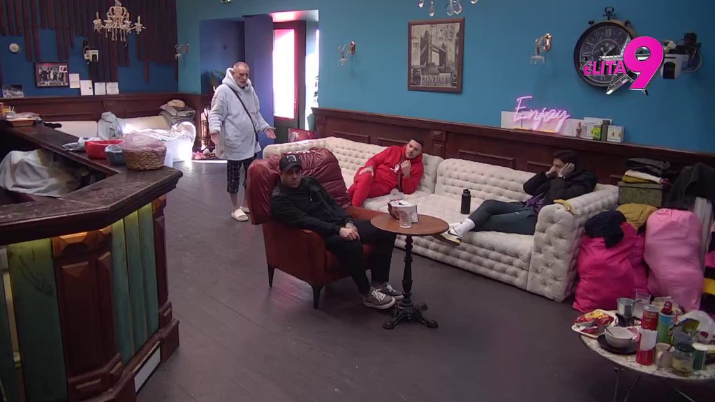 ŽVALAVIŠ SE SA JANJUŠEM, DOBACUJEŠ LUKI, FLERTUJEŠ SA ANĐELOM... Lepi Mića rešio da IZREŠETA Aneli, neće više da čuva njenu čednost! (VIDEO)