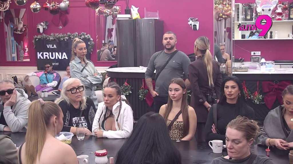 Upalili centrifugu: Alibaba i Aneli se svim silama peru od poljubaca, takmičari sigurni da im je Toša poslužio kao paravan! (VIDEO)