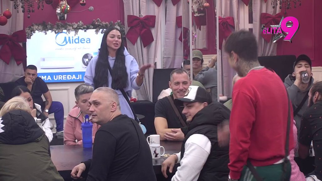 Folirant, smeje se kao cavica: Maja indirektno priznala da se Đukiću sviđa ona, zbog Anite rešila da se skloni iz cele priče! (VIDEO)