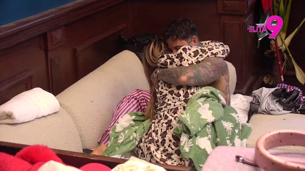 Repriza scena s Teodorom! Đukić legao s Aneli pod isti pokrivač, pa je izgrlio kao nekada Delićevu (VIDEO)