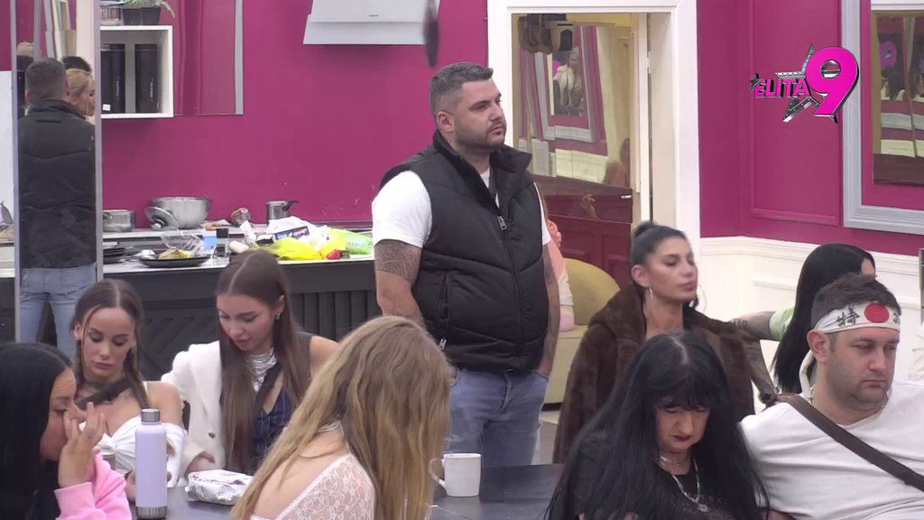 Brinuo sam o tebi i Nori kao nijedan muškarac u Evropi: Asmin i Aneli ponovo oči u oči, lete prozivke po Beloj kući (VIDEO)