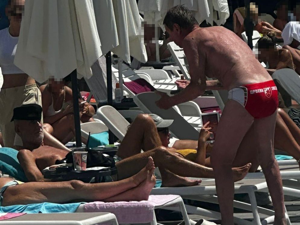 Pink.rs PAPARACO! Lepi Mića na bazenu Mokom Slavnićem: Branio je vezu njegovog sina i Anđele Đuričić, a onda ga je ona uvredila kao NIKO DO SADA (FOTO)
