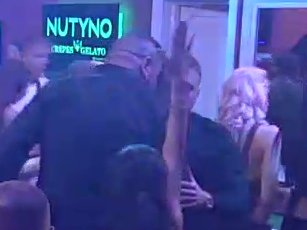 Šok scena u kazinu! Car pecnuo Karića, pa se izgrlili nasred žurke (VIDEO)