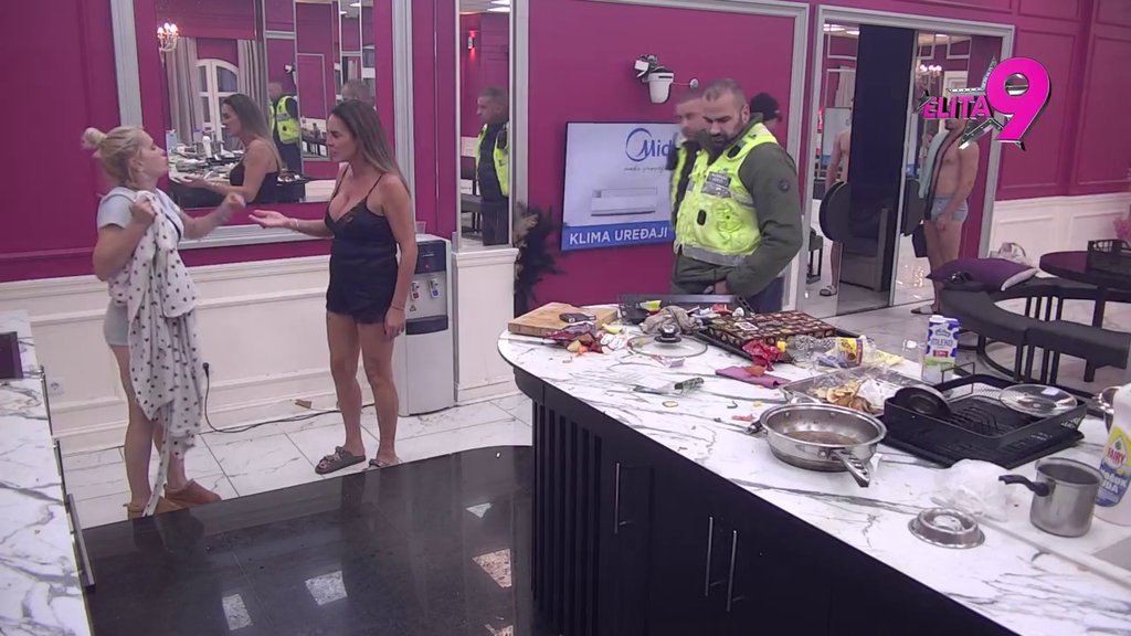 URLA IZ PETNIH ŽILA! Obezbeđenje opkolilo Jovanu advokaticu, ona povikala: Izađi debeli! (VIDEO)