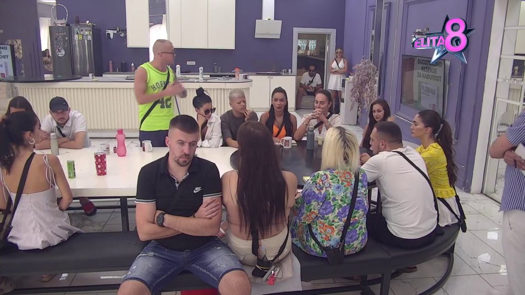 Dzabe si bacila pare na lečenje: Munjez i Kačavenda zaratili pljušti reka uvreda! (VIDEO)