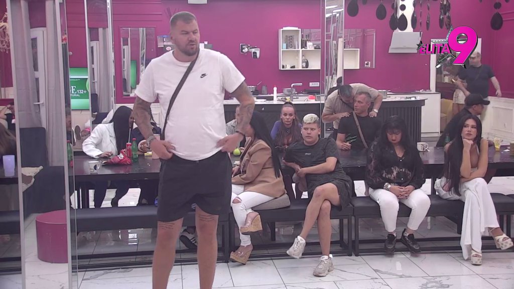 OBUCI TANGE, OBUJ ŠTIKLE, NAŠMINKAJ SE I IDI U CRIKVENICU!  Učenici bez dlake na jeziku, Uroš zakucao Asmina jednim potezom (VIDEO)