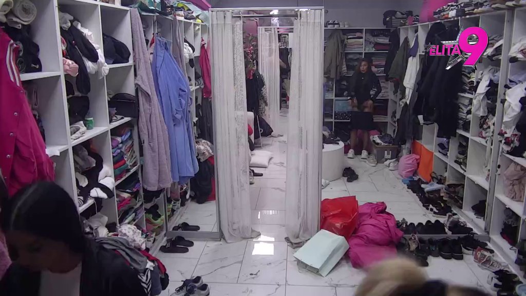 Ponovo na mestu zločina! Aneli i Sofija se našle u garderoberu, pa napljuvale Maju (VIDEO)