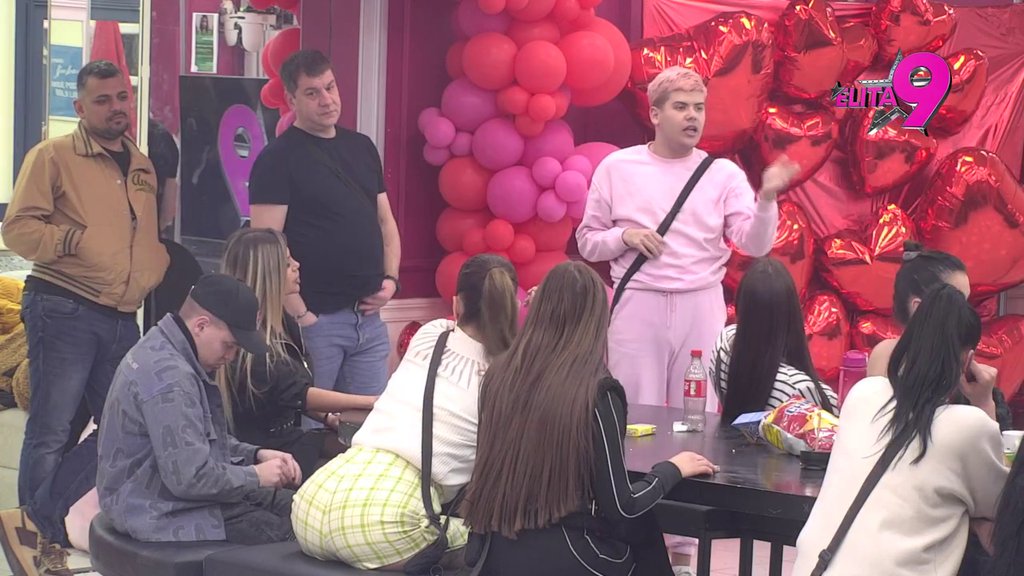 Kakav blam! Jovani pevačici nije dosta što je izdala Maju, sad iskopirala scenu sa Đukićem iz rehaba, osude se samo nižu: Dno dna, doživela si da budeš... (VIDEO)