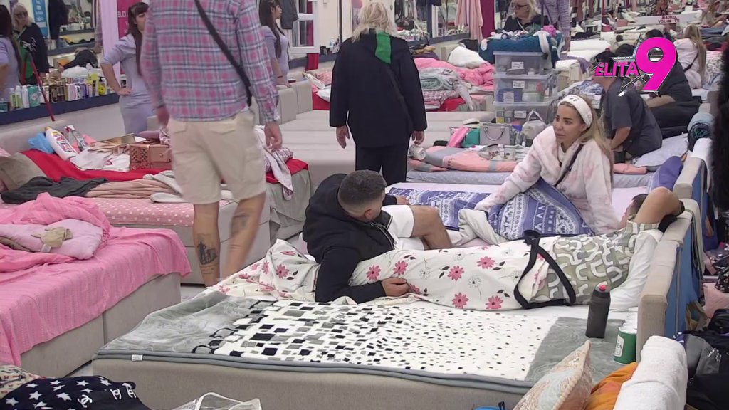 Luka na aparatima: Dok je on u izolaciji, Aneli se trudi da Alibaba ima ful tretman na njihovom krevetu! (VIDEO)