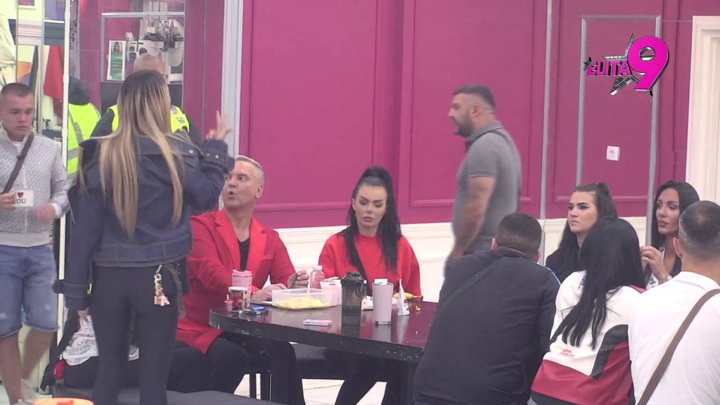 Karambol epskih razmera! Asmin i Aneli ponovo zaratili, pljušte uvrede: Obrukali smo je kao otac i majka, ali... (VIDEO)