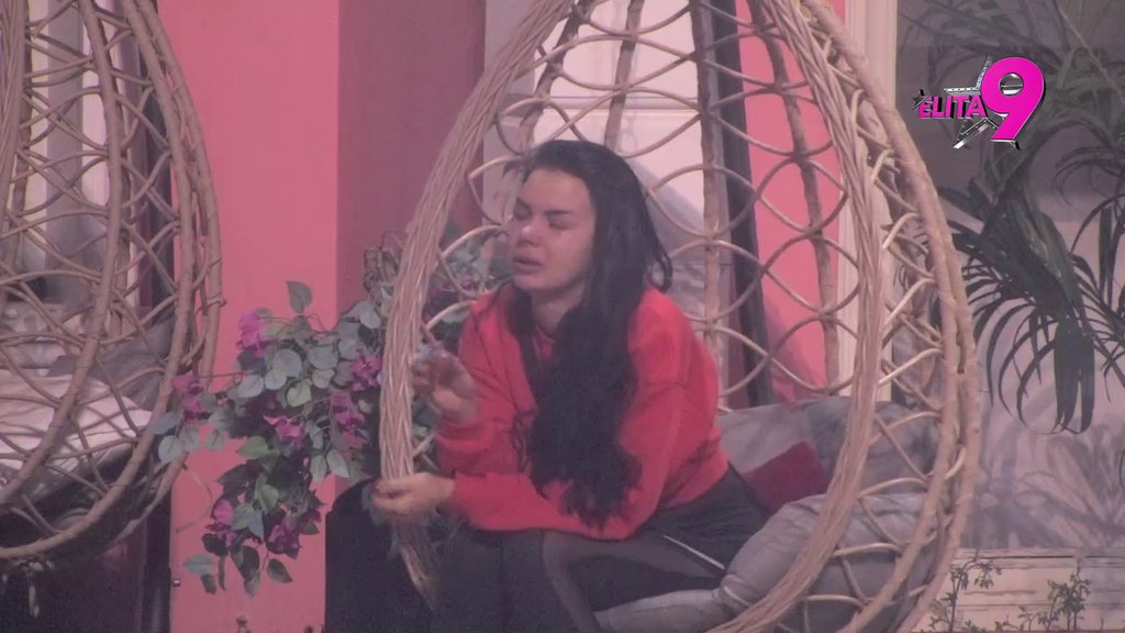 Otekla od plakanja: Anita zaliva dvorište suzama! Zbog Aneli na korak do raskida? (VIDEO)