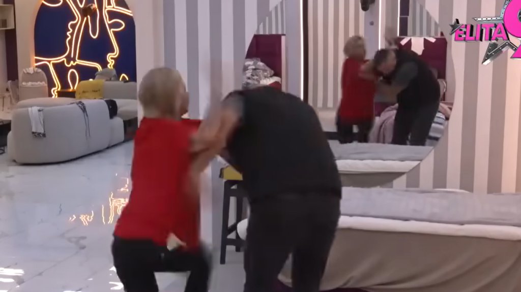 Pogledajte kako je Aneli krvnički napala Asmina: Skočila kao furija, pa ga udarala iz sve snage gde je stigla! (VIDEO)
