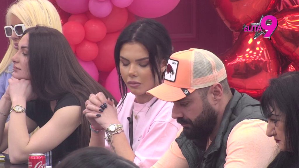 Raskrinkana Anita: Gledaoci joj skinuli masku, ona odmah krenula da se breca Aneli! (VIDEO)