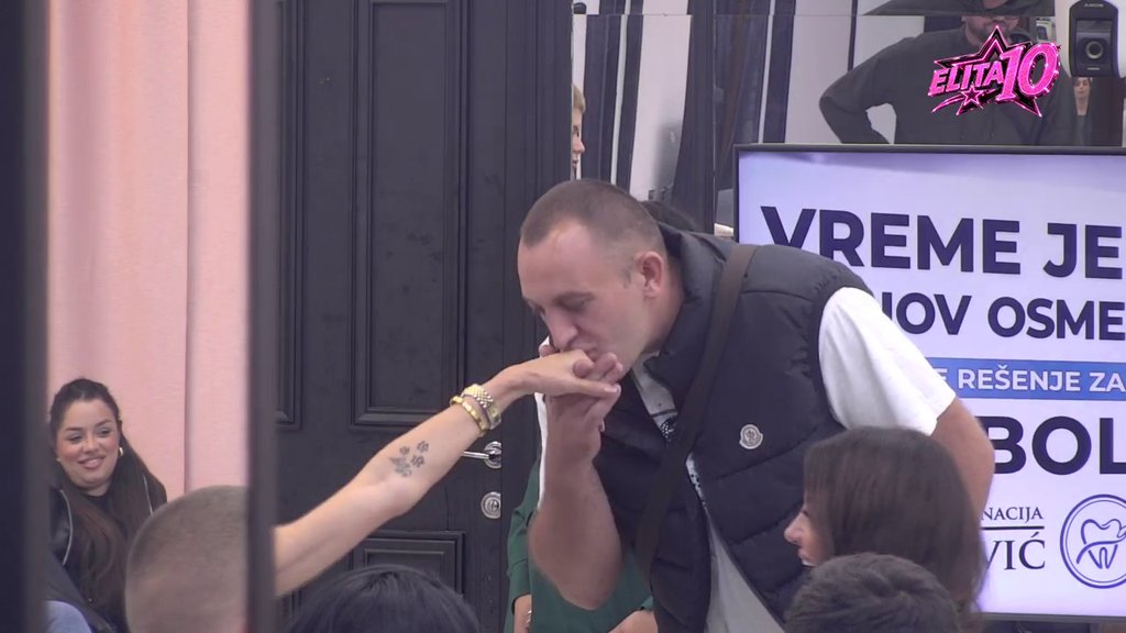 Njeni će me prihvatiti na keca, učesnici nam zavide na vezi: Milan puca od samopouzdanja, uveren da mu Rada slepo veruje, pa na njene oči muva druge učesnice! (VIDEO)