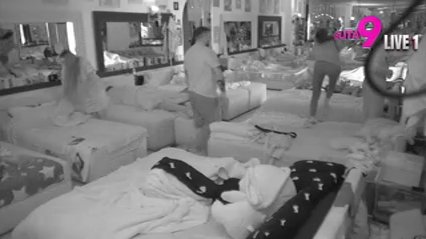 OPA! Asmin naskočio na Maju, pa počeli da se jure i provociraju po sobi! Ovakve scene niste još videli! (VIDEO)