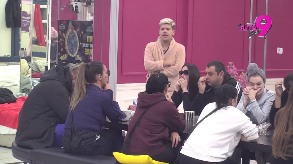 JEZIKOM SEČE KAO MAČEM: Uroš Stanić osuo drvlje i kamenje po Mileni Kačavendi, pa raspalio rafal po Asminu: MENJA MIŠLJENJE KAO ČARAPE! (VIDEO)