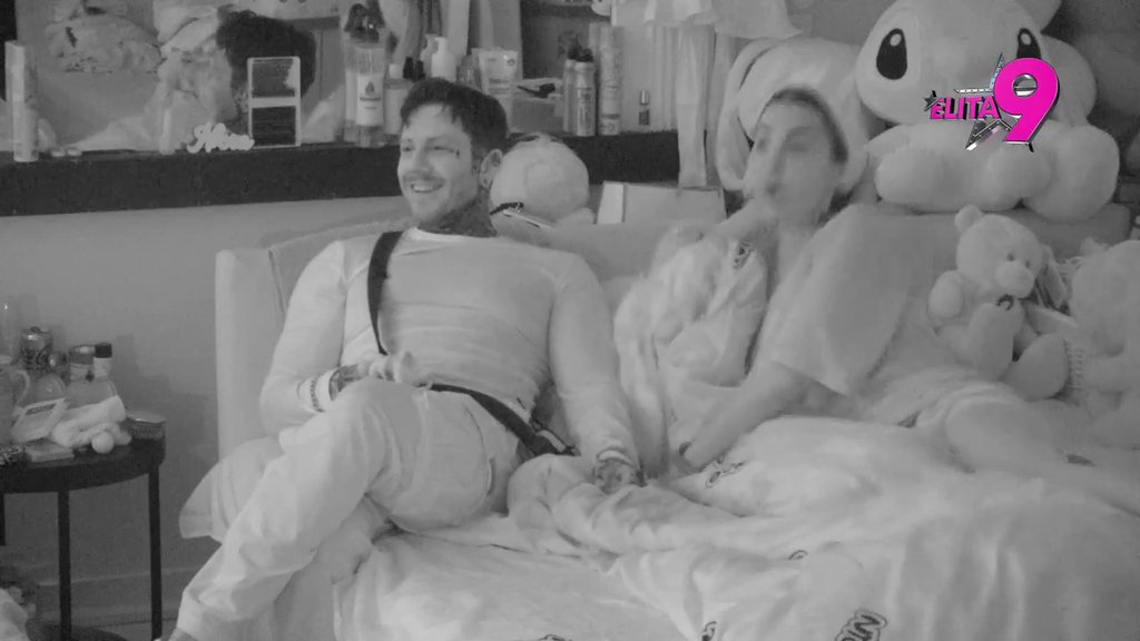 IPAK NE MOGU JEDNO BEZ DRUGOG: Filip došao kod Aneli u krevet, pa joj priznao: LEPO MI JE OVDE (VIDEO)