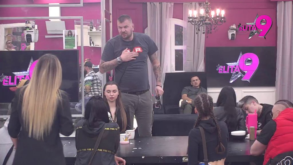 Nemoć izbija iz nje! Asmin nastavlja da demolira Kačavendu: Pedofilko, šalješ si*e momku od 16 godina, dahtala si i... (VIDEO)