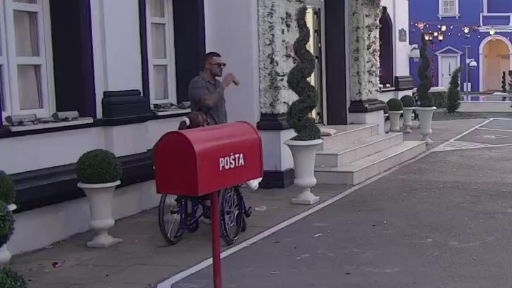 Slažu se jedino da su bili u vezi! Marko nastavio da se pravda, ali i da pljuje Sanju: Htela je da skače sa terase, moja majka je... (VIDEO)