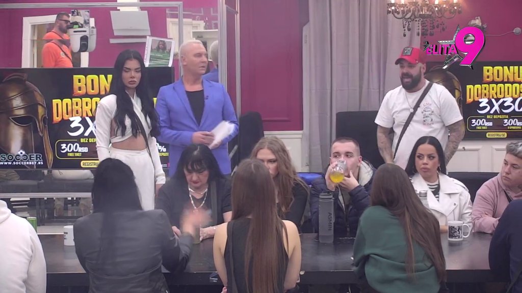 Sateran u ćošak! Luka konačno priznao da je šetao oko Maje u gaćama, pa se od nervoze zbog raskrinkavanja SKINUO OPET! (VIDEO)