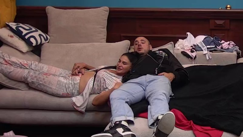 OZNAČILA SVOJU TERITORIJU: Jakšićka uživa u mrvicama pažnje sa Carem, pa zagljeni legli ispred Laure! (VIDEO)