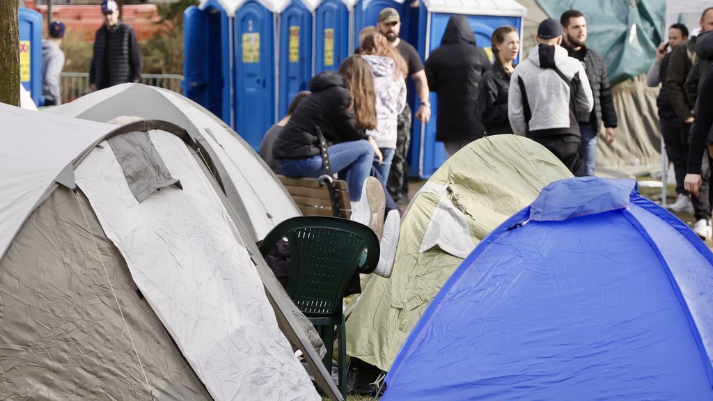 SVE VEĆI BROJ STUDENATA KOJI HOĆE DA UČE, JOŠ JEDNU NOĆ PROVELI U PIONIRSKOM PARKU: Kiša im nije smetala, šatori mogu da izdrže i jače padavine