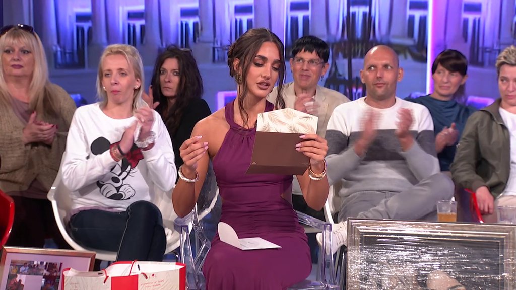 Fanovi Anđele i Gastoza odrešili kosu: Stigao pun kamion poklona, ona kad je ugledala ove namirnice prasnula u smeh! (VIDEO)