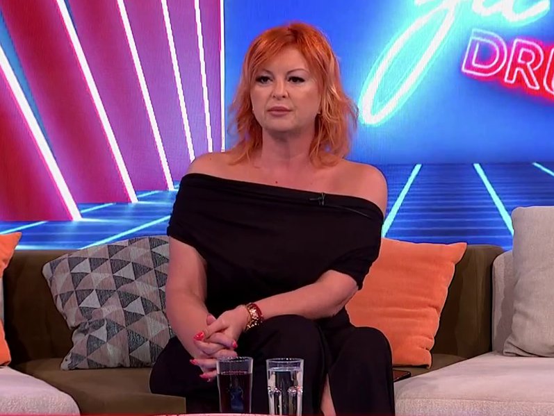 BIVŠA ZADRUGARKA HARALA ESTRADOM, PA SE ODSELILA IZ SRBIJE: Naša pevačica se posle porođaja povukla iz javnosti, a na fotkama iz mladosti je totalno NEPREPOZNATLJIVA (FOTO)