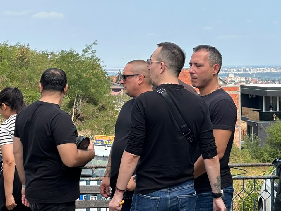 Potresne scene na groblju u Sremčici: Bora Santana danas sahranjuje oca, porodica neutešna u kapeli, podršku mu pružio OVAJ bivši cimer (FOTO+ VIDEO)