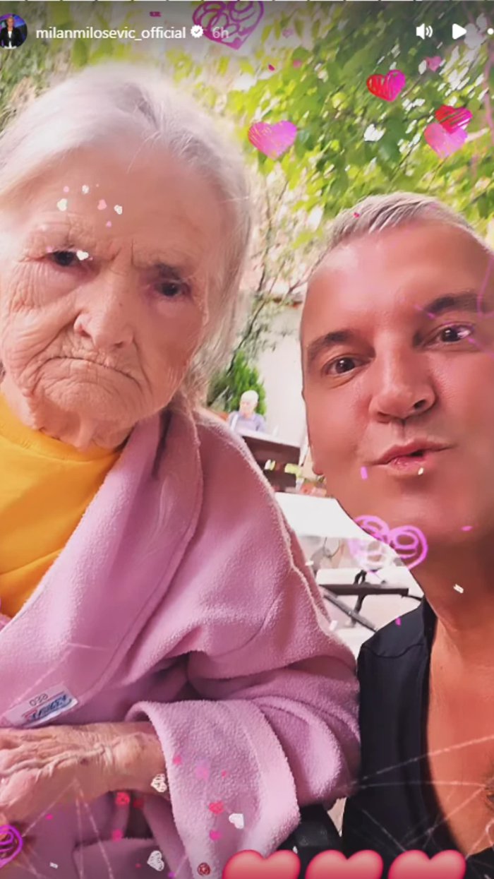 NAKON TEŠKIH DANA, SREĆA U DOMU MILANA MILOŠEVIĆA! Voditelj sa majkom zajedno u bajkovitoj bašti, a ona u roze bademantilu (FOTO)
