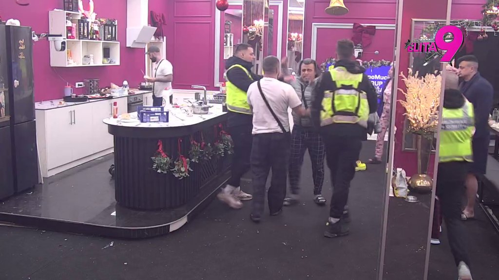 Bora Santana doživeo pomračenje: Uroš mu uleteo u krevet i zabranio da se druži sa ženama, on prebacio i uzeo kutlaču da se brani! (VIDEO)