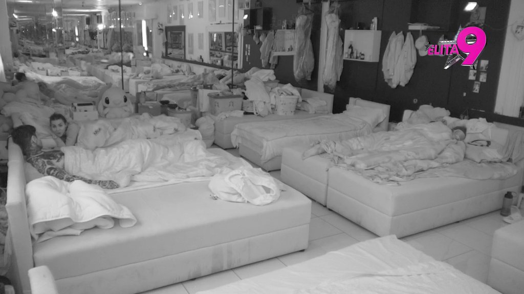 ZNATIŽELJNA: Aneli zanima da li je posebnija Filipu od utorak devojaka! (VIDEO)