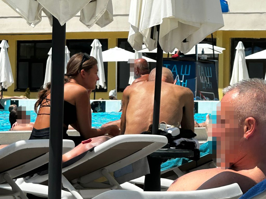 PINK.RS PAPARACO! Sofi pored brojnih problema dala sebi oduška, baškari se na bazenu, a društvo joj pravi OVAJ POZNATI MUŠKARAC (FOTO)