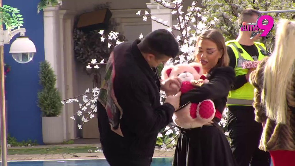 SAM SEBI DOVOLJAN! Uroš Stanić rešio da se počasti povodom dana zaljubljenih, udario kontru svim parovima! (VIDEO)