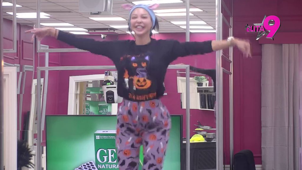 AU, KAKVO BUĐENJE! Maja podivljala uz Desingericine hitove: Zamešala kukovima na stolu! (VIDEO)