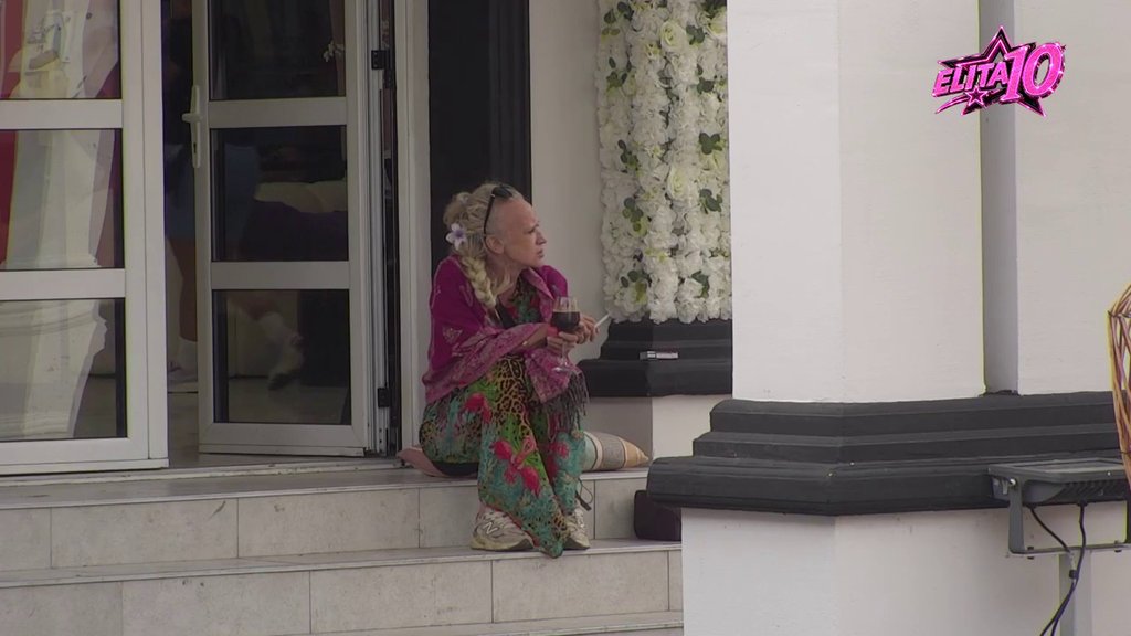 Sedi tako nešto, i razmišlja... Bebi Dol potuno usamljena, a tek da vidite odakle pije kafu (VIDEO)