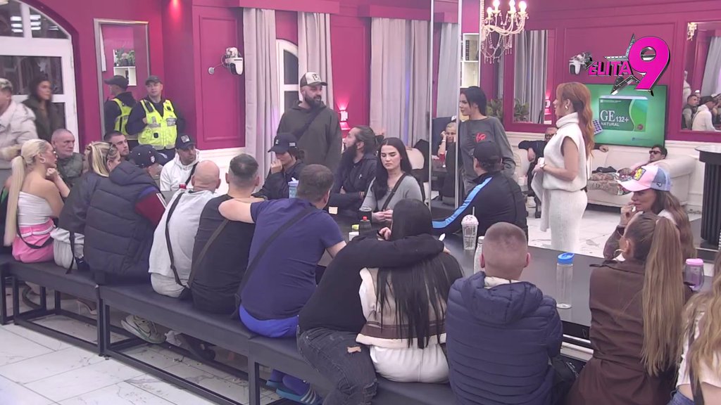 Pa ko u ovo veruje?! Luka stao ispred Anite i odjavio je, učesnici popadali od smeha: Kako ja na silu da je oteram?! (VIDEO)