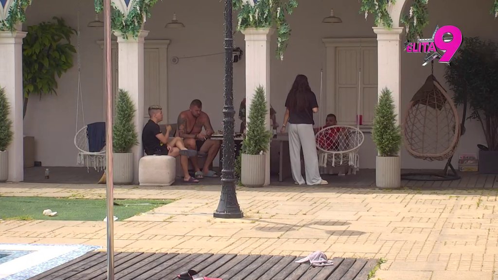 Čovek ne sme šibicu da ti ostavi, a da je ne ukradeš! Anastasija kipti od besa, tvrdi da ju je Bora POKRAO! (VIDEO)