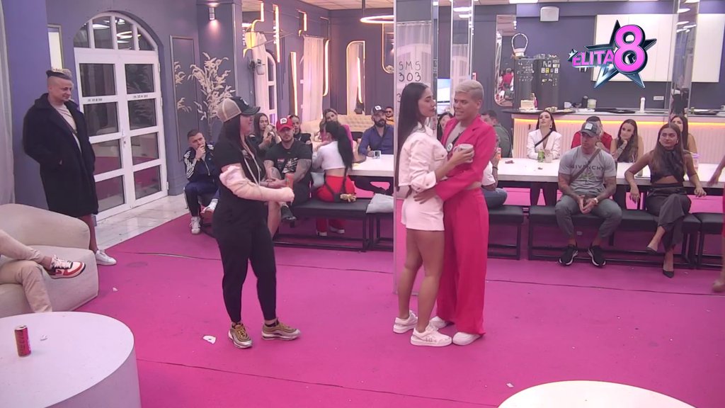 Anđela skečom dokrajčila Enu Čolić: Svima pokazala kako izgleda jedan njen utorak, ovako se iza Pejinih leđa vaćarila za pivo! (VIDEO)