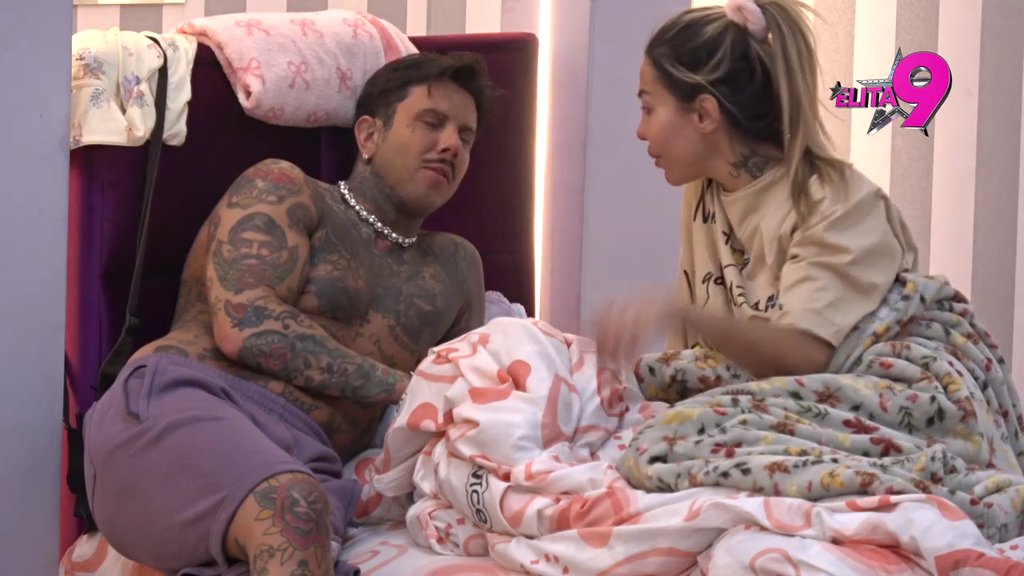 Gutaju se očima! Đukić probudio Aneli i uleteo joj u krevet, pa počeo da je moli za zagljaj! Ahmićeva ga otkačila s knedlom u grlu! (VIDEO)