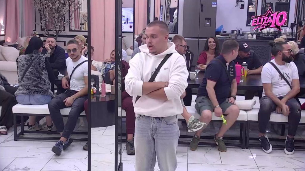 Ne dopada mu se, nego je odlepio za njom: Dača ušao u srž Carevog i Anđelinog odnosa, pa došao do zaključka: Ljubomorisao je na cveće kao da joj je momak! (VIDEO)