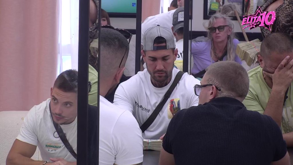 Počela si da se zaljubljujedš u Cara! Slađa ispljunula sve u lice Mateji i Anđeli, pa se posebno dotakla Vanje: Tvoja veštačka inteligencija... (VIDEO)
