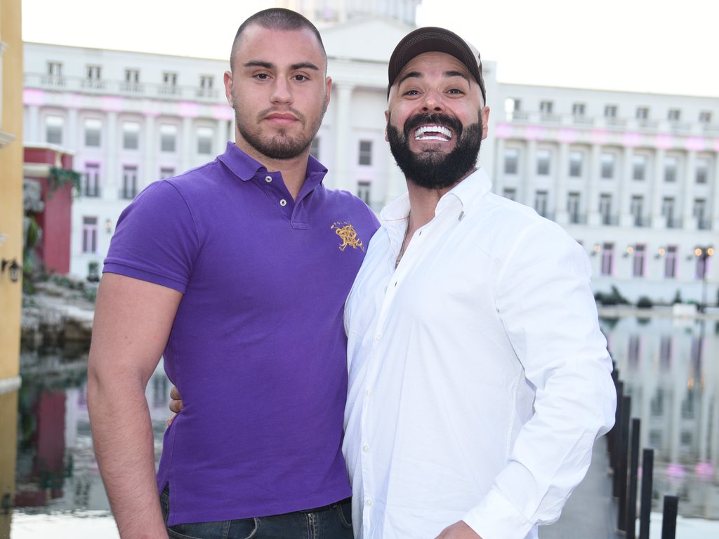 Ne daju da im devojke unište drugarstvo! Hit scene na vaskršnjem slikanju za Pink.rs: Viktor i Luka pucaju od smeha (FOTO)