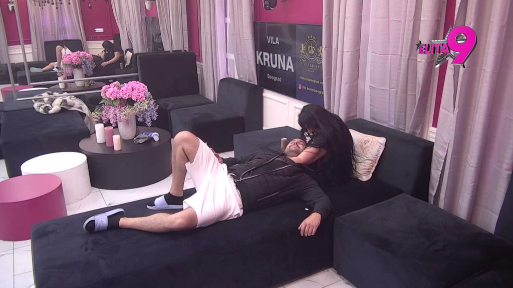 Usijala se dnevna soba: Milosavi zalutala ruka, Alibabu vaćari po golom telu! Njega zanima da li će je dovesti do VRHUNCA (VIDEO)